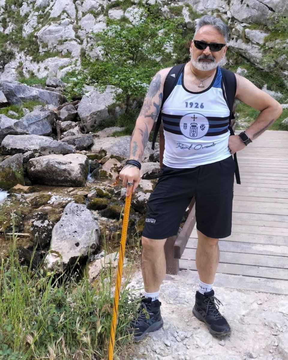RealOviedo's tweet photo. Desde Bulnes nos llega esta foto de Michel, disfrutando de una gran ruta por uno de los pueblos más bonitos de España 💙⛰️

#RealOviedo 🔵⚪️ https://t.co/R6w99XvRm5