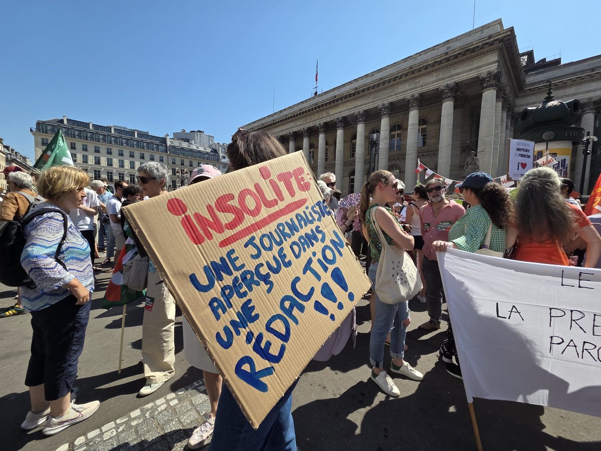 eleotournier's tweet photo. Mobilisés à Paris pour défendre l'avenir de nos métiers. Journalisme en danger @SNJ_national #18juinsauvonslinfo https://t.co/3APPtP5QM0