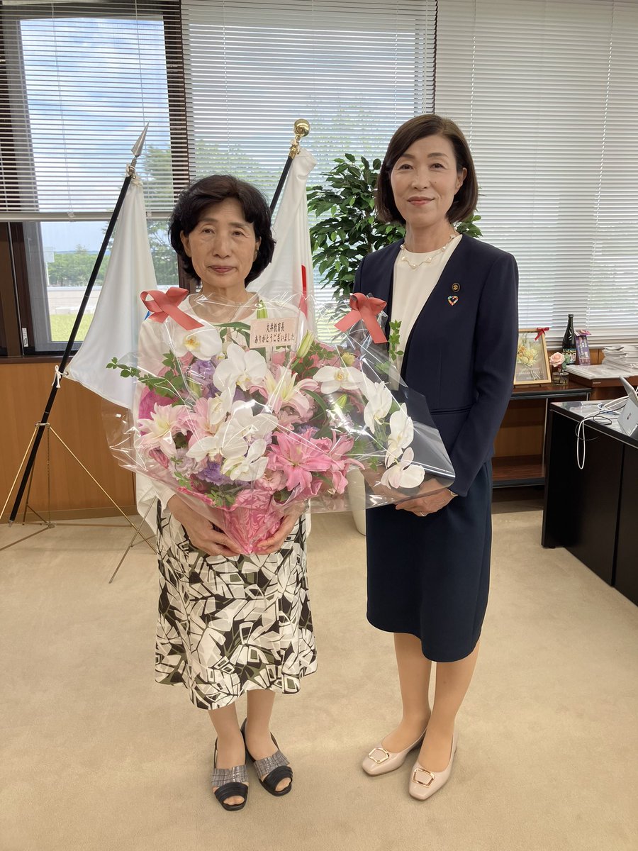 TowadacityMayor's tweet photo. 6月18 十和田市初の女性教育長として、新たな教育長制度のもとで教育委員会事務局と学校現場を牽引してくださった丸井教育長が本日、任期満了を迎えられます💐

子どもたちへの優しい言葉、重要な局面での毅然とした姿勢。私自身、本当に多くのことを学ばせていただきました🙏

今後も健康に留意されながら、十和田市の子どもたちのために、引き続きお知恵とご経験をお貸しいただければ幸いです。

本当にありがとうございました😊

 #十和田市 #教育長 #教育委員会