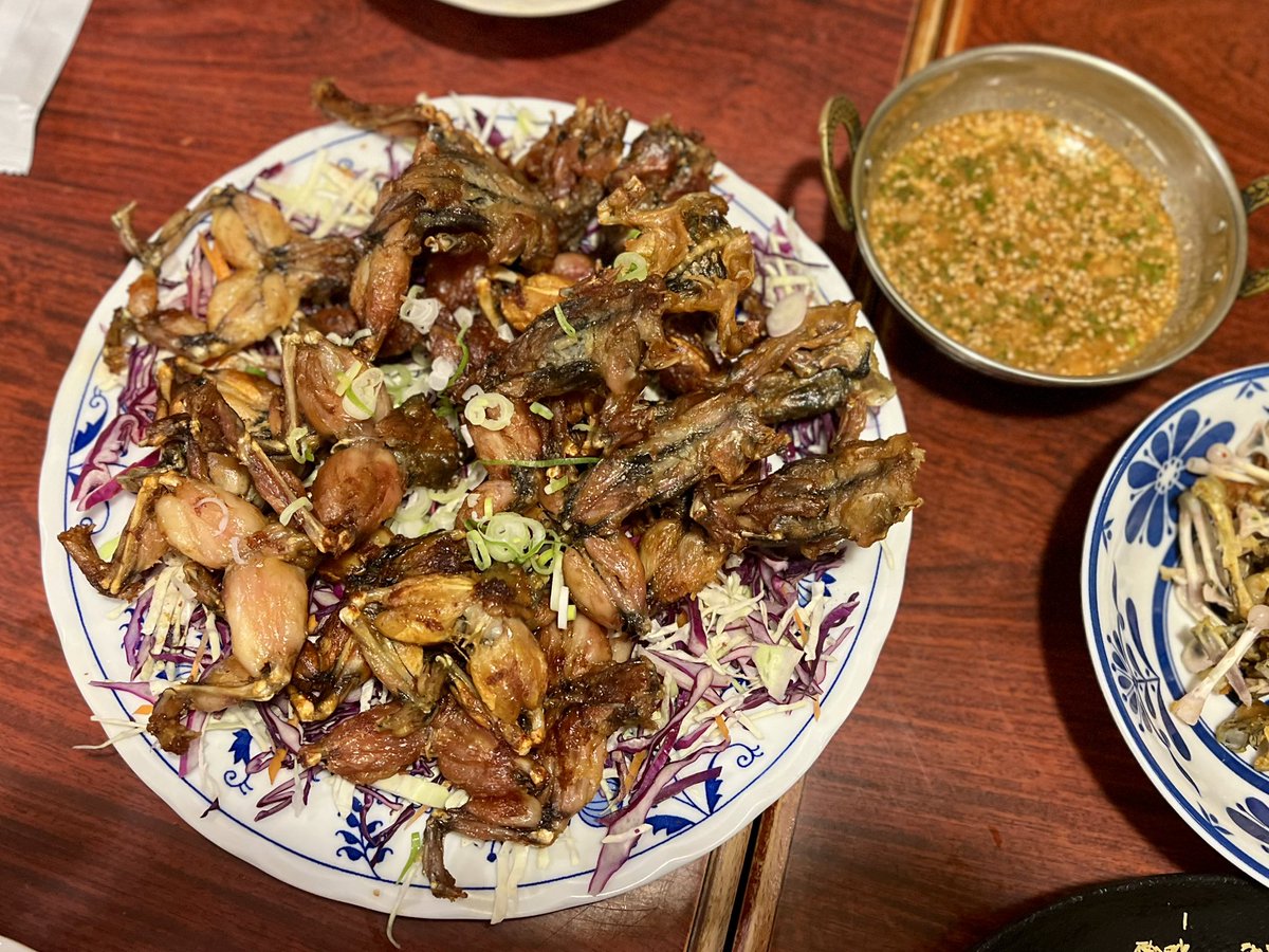 currytrip's tweet photo. 巣鴨プルジャダイニングで蛙のネパール料理を作ってもらいました。焼き、揚げ、カレー、そしてニジマサラ（虹鱒）、ディルと小魚、じゃがいもディロ等。蛙はクセがなく、鶏肉ベースに少し魚っぽさが入ったような味（正に両生類）。今日もクリエイティブで野菜や穀物の味が濃く、本当に美味しかった、、 https://t.co/x2ZisCYTw2