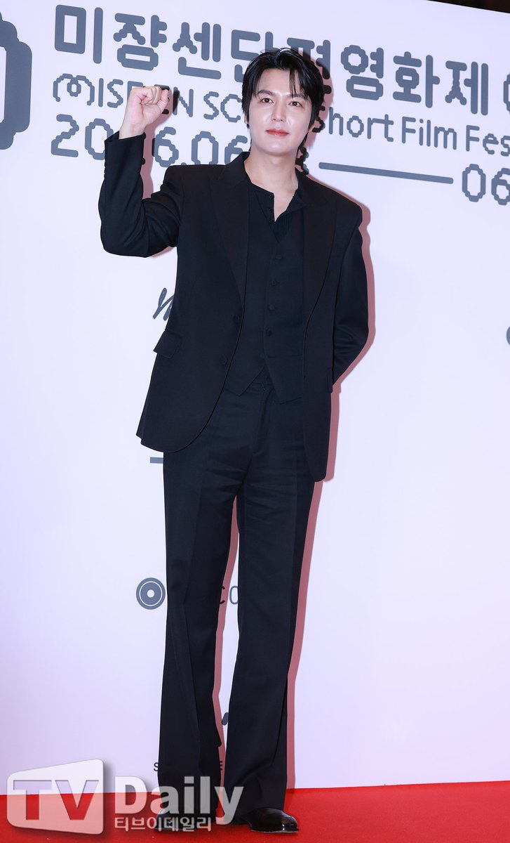 minhozpayel's tweet photo. Our Man is back on Red Carpet 😍
And he can't be more Glamorous 🖤✨️

#LeeMinHo #이민호 #MSFF2026 https://t.co/tyScFWL32U