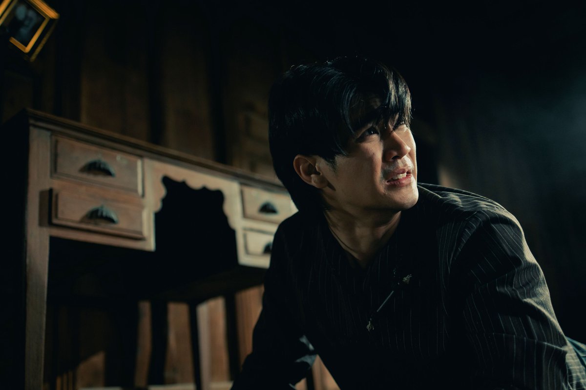 prjipata's tweet photo. “ยูโร-ยศวรรธน์” ถ่ายทอดความรักและความสูญเสียผ่านบท “อานัส” ใน “ของแขก 2” เมื่อคนที่รักที่สุดตกอยู่ในโลกของ “ญิน”

อีกหนึ่งบทบาทสำคัญของภาพยนตร์สยองขวัญ “ของแขก 2” จาก M STUDIO และ Monwichit คือ “อ��นัส” ตัวละครที่รับบทโดย ยูโร-ยศวรรธน์ ทะวาปี ชายหนุ่มผู้ต้องเผชิญกับเหตุการณ์ลึกลับหลังคนที่เขารักตกอยู่ในอันตรายจากโลกของญิน จนนำไปสู่การเดินทางที่เต็มไปด้วยความหวัง ความสูญเสีย และการตัดสินใจที่ยากเกินกว���าคนคนหนึ่งจะรับมือได้

ยูโร-ยศวรรธน์ เล่าว่า “อานัสเขาเป็นคนรักครอบครัว ใช้ชีวิตเรียบง่าย และมีความสุขกับการสร้างครอบครัวร่วมกับเดียนา จนกระทั่งเกิดเหตุการณ์บางอย่างขึ้นบนเขาบูโด ทำให้ชีวิตของเขาเปลี่ยนไปอย่างสิ้นเชิง สิ่งที่น่าสนใจของตัวละครอานัสสำหรับผม คือการเป็นตัวแทนของมนุษย์คนหนึ่งที่กำลังต่อสู้กับความสูญเสีย และเมื่อเราไม่พร้อมปล่อยวาง ควา��รักอาจกลายเป็นแรงผลักดันให้ทำบางสิ่งโดยไม่รู้ตัว สำหรับผม บทนี้เป็นบทที่ยากและท้าทายมากๆ ครับ เพราะฉากที่ยากที่สุด คือฉากที่อานัสต้องเผชิญหน้ากับความจริงเกี่ยวกับเดียนา เป็นช่วงเวลาที่คนคนหนึ่งถูกบีบให้ต้องตัดสินใจในสิ่งที่ไม่มีใครอยากเลือก และไม่ว่าจะเลือกทางไหน ก็ล้วนต้องแลกมาด้วยความสูญเสีย ซึ่งในฉากนี้ ผมต้องแสดงร่วมกับน้องมิ้ม น้องมีความตั้งใจและสามารถส่งอารมณ์ในการแสดงได้ดีมาก ทำให้ฉากนี้เข้มข้นมากๆ ครับ”

ติดตามการแสดงของ ยูโร-ยศวรรธน์ ทะวาปี ในบท “อานัส” และร่วมค้นหาคำตอบว่า ความรักจะพาใครคนหนึ่งไปได้ไกลเพียงใด ใน “ของแขก 2” เข้าฉาย 25 มิถุนายนนี้ ในโรงภาพยนตร์ทั่วประเทศ

#ของแขก2 #Monwichit #MSTUDIO
#euroyotsawat #ยูโรยศวรรธน์