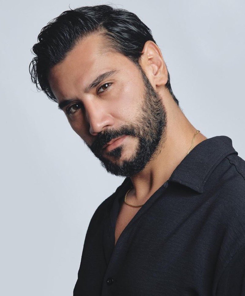 bev_vbb's tweet photo. 🚨🚨🚨🚨🚨🚨🚨🚨🚨🚨🚨🚨🚨

بعد أن علم الممثل اوغور جونيش بأن دوره في مسلسل ( مكان شروق الشمس ) أُعطي لـ بوراك اورجيفيت قبل أيام من بدء التصوير ، أثارت تصريحاته حول قطاع الدراما التركي اهتمامًا كبيرًا.

وأكد أوغور غونيش في تصريح يشمل جميع زملائه الممثلين أن :

البطل الحقيقي ليس الممثل، بل القصة والسيناريو …

وشدد على أن نجاح أي عمل يعتمد أولًا على قوة الحكاية والنص، وليس على اسم النجم الموجود في البطولة. 

 #GüneşinDoğduğuYer   #BurakÖzçivit  #UğurGüneş