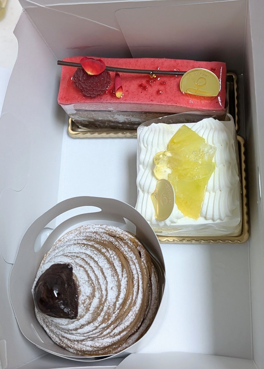 kentoanetora's tweet photo. 今日、私誕生日って父に言ったら、なんとケーキを買ってきてくれた😳
しかも、スーパーやコンビニじゃなくてケーキ屋さんの
わあ〜、ありがとう、父〜😆😆
まずはモンブランからいただきましたん😋😋 https://t.co/zOPrXvOjGR