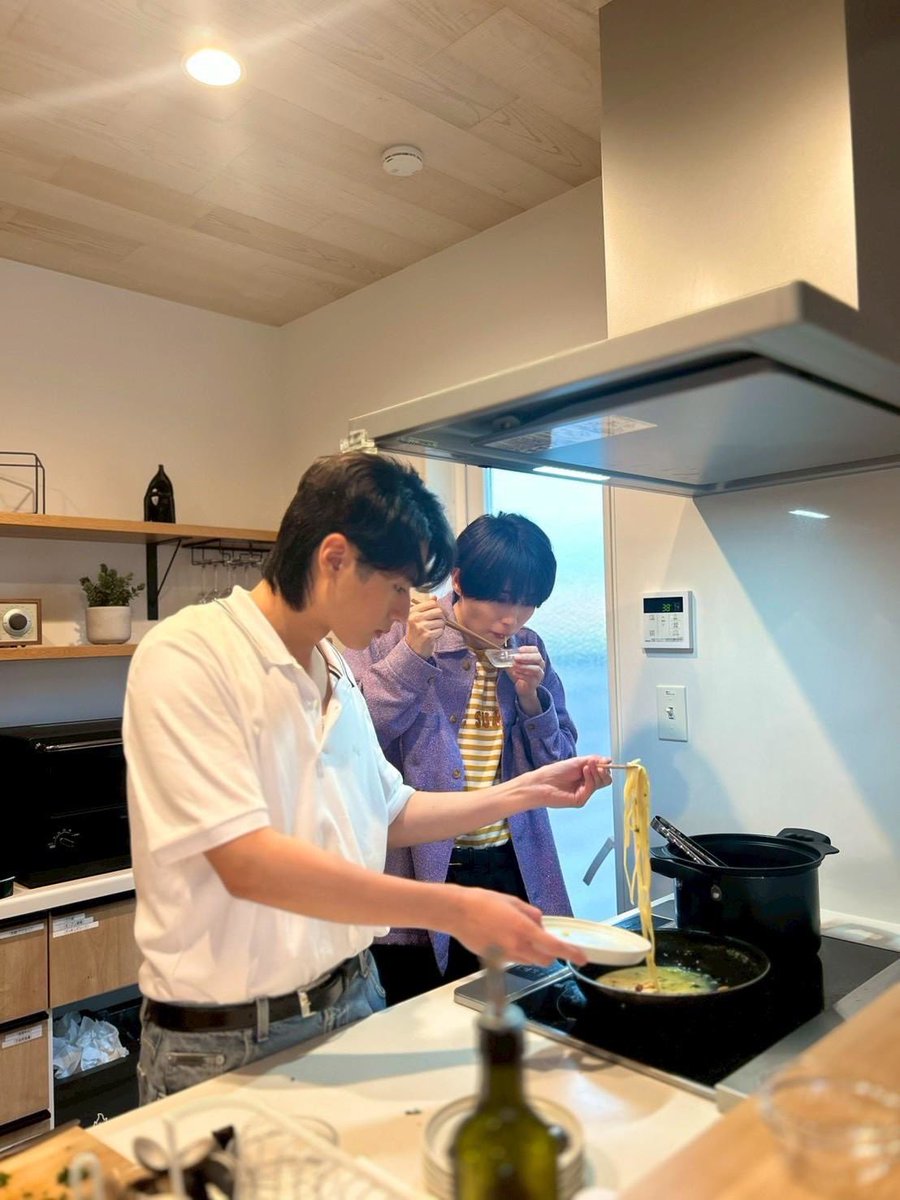 tx_ktl's tweet photo. #キテレツキテル⁉️ 
オフショットをお届け📸

料理を堪能する2人🍝
事前の打ち合わせから前のめりで熱弁🗣️
各々こだわり抜いたデートです💝 

6月20日(土)深夜1:25〜放送！
お楽しみに🪭

#KEYTOLIT https://t.co/BKjlWywRk1