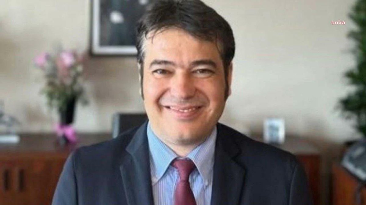 elifilgaz's tweet photo. Ramazan Gülten:

Kızımın dünyaya geldiğini, doğumdan tam 10 saat sonra, avukat görüş kabininde öğrendim. Sonraki hafta açık görüş haftasıydı şansımıza, henüz bir haftalık olan kızımla bir saatliğine tanışabildik. Biberonunun içeri alınabilmesi için bile mücadele etmek zorunda kaldık.
Bugün kızımız Maya 11 aylık. Bir sürü ilkini kaçırdım. Saymakla bitmez. İlk kez “baba” dediğini ise mahkeme salonunda eşimin haykırışıyla öğrendim. Önümüzdeki pazar ilk Babalar Günü’müz. Sırada ilk yaşı, ilk adımları ve daha nice ilkleri var. Bütün bu mahrumiyetin içinde elimden gelen tek şey, kızıma 2 masal kitabı hediye etmek oldu.
Hücremin avlusunda gelişimini izlediğim yavru kuşlardan ilham alarak Kapalı Kapılar Ülkesi'nden yola çıkan cesur bir Müjde Kuşu'nun, kızımın dünyaya gelişini müjdelemek için yaptığı yolculuğu ilk masal kitabımda anlattım. Kızımın sık ağaçlar ülkesinden Kapalı Kapılar Ülkesi'ne yaptığı ilk buluşma yolculuğunu ise 2. Masal kitabımda anlattım. Aslında bu iki kitap, bir babanın özlemi, bir annenin fedakarlığı ve bir ailenin birbirine tutunma çabası. Her zorluğun üstesinden gelen eşim de bu masal kitaplarını resimledi. Biz, birlikte yaşayamadığımız anıları unutulmasın diye masallara dönüştürmek zorunda kaldık.