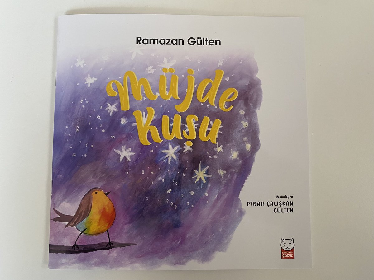 elifilgaz's tweet photo. Ramazan Gülten:

Kızımın dünyaya geldiğini, doğumdan tam 10 saat sonra, avukat görüş kabininde öğrendim. Sonraki hafta açık görüş haftasıydı şansımıza, henüz bir haftalık olan kızımla bir saatliğine tanışabildik. Biberonunun içeri alınabilmesi için bile mücadele etmek zorunda kaldık.
Bugün kızımız Maya 11 aylık. Bir sürü ilkini kaçırdım. Saymakla bitmez. İlk kez “baba” dediğini ise mahkeme salonunda eşimin haykırışıyla öğrendim. Önümüzdeki pazar ilk Babalar Günü’müz. Sırada ilk yaşı, ilk adımları ve daha nice ilkleri var. Bütün bu mahrumiyetin içinde elimden gelen tek şey, kızıma 2 masal kitabı hediye etmek oldu.
Hücremin avlusunda gelişimini izlediğim yavru kuşlardan ilham alarak Kapalı Kapılar Ülkesi'nden yola çıkan cesur bir Müjde Kuşu'nun, kızımın dünyaya gelişini müjdelemek için yaptığı yolculuğu ilk masal kitabımda anlattım. Kızımın sık ağaçlar ülkesinden Kapalı Kapılar Ülkesi'ne yaptığı ilk buluşma yolculuğunu ise 2. Masal kitabımda anlattım. Aslında bu iki kitap, bir babanın özlemi, bir annenin fedakarlığı ve bir ailenin birbirine tutunma çabası. Her zorluğun üstesinden gelen eşim de bu masal kitaplarını resimledi. Biz, birlikte yaşayamadığımız anıları unutulmasın diye masallara dönüştürmek zorunda kaldık.