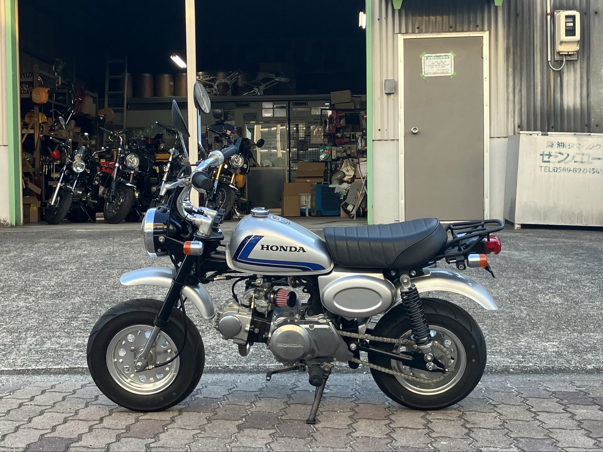 Monky4mini's tweet photo. まもなく納車する８インチモンキーです。フロントフォークがノーマル、フロントフェンダーもダウンしていない、スイングアームがノーマルなので、かなりモンキーのかわいさがあります。でも75ccでアルミホイール、リヤショック、チェーンも替えてあるので走りはバッチリです！
#カスタムモンキー https://t.co/z7QVYesejC