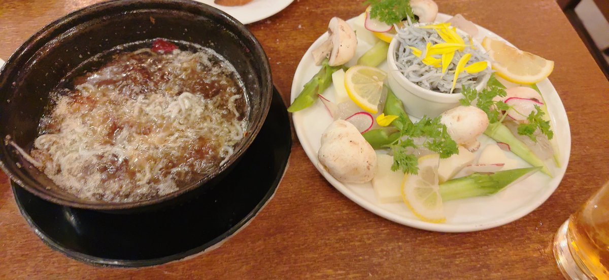 natsu29megu's tweet photo. 先日仲良し3人組で女子飲み会したんですが、アヒージョの油飲みながらお酒飲むのが最高でした🦐🥂𓈒𓏸︎︎︎︎

お酒も種類豊富で甘くて美味しいのが多かったので幸せすぎて🥹💕

ちなみにこちら２軒目だったので若干できあがった顔してます( ¯ᵕ¯ ) https://t.co/t5bmghVbae
