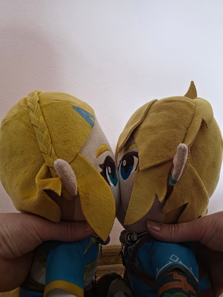 FierceMask's tweet photo. Kiss they did https://t.co/IQg2DoywMb