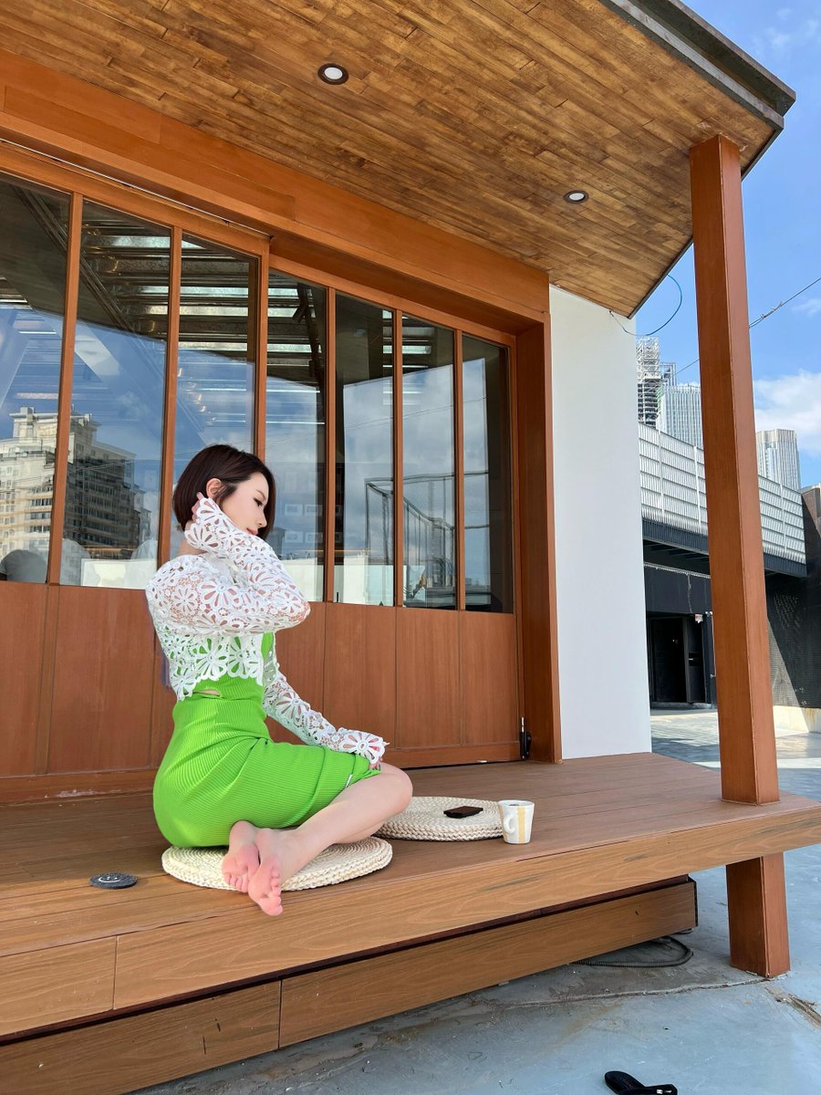 SayarUur1's tweet photo. 夏天的解暑方式 不是空调，不是冰饮，而是一条颜色亮亮的裙子，把自己裹进满满的生机里。  坐在木台上，光脚踩着藤编垫，背后是木头和玻璃的温暖，眼前是蓝天。
那一刻突然明白：夏天最舒服的，原来是把自己也变成一点点清凉。  希望你今天也被温柔以待。 https://t.co/pjil0PYnUb