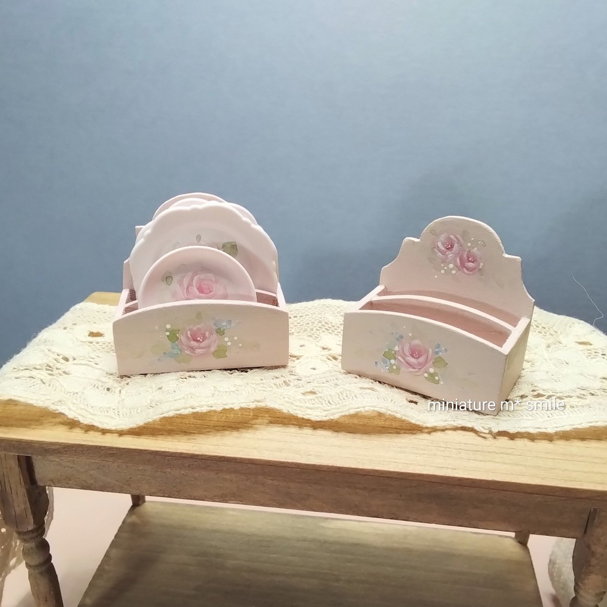 orengepiko's tweet photo. バラの木製ケースを作りました✨
お皿の収納ケース的な感じで作ったのですが、
お皿を入れると背面の絵が隠れちゃいます😅

他にも、ポストカードなどの紙モノを入れても
絶対可愛いですよね♥️

#東京ドールハウスミニチュアショウ　に
グループ参加します！
グループ名　Trois Rêves(トロワ・レーヴ) https://t.co/b7AZo8U22y