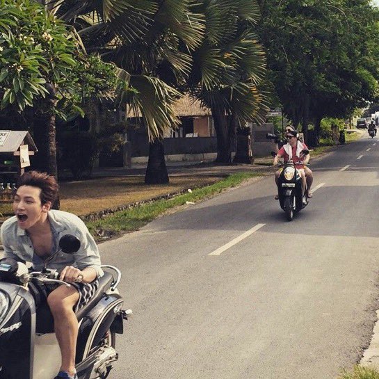 infodrakor_id's tweet photo. kalo di drakor kan biasanya vibes vibes chaebol gitu ya, nah pas ke Indo mereka tuh bener bener melokal

Kayak 2PM jajan kembang gula
Lee Seung Gi ngemper di Prambanan dan makan lesehan 
Ji Chang Wook naik Scoopy 

🤣🤣🤣 https://t.co/G5Vqzi8tRG