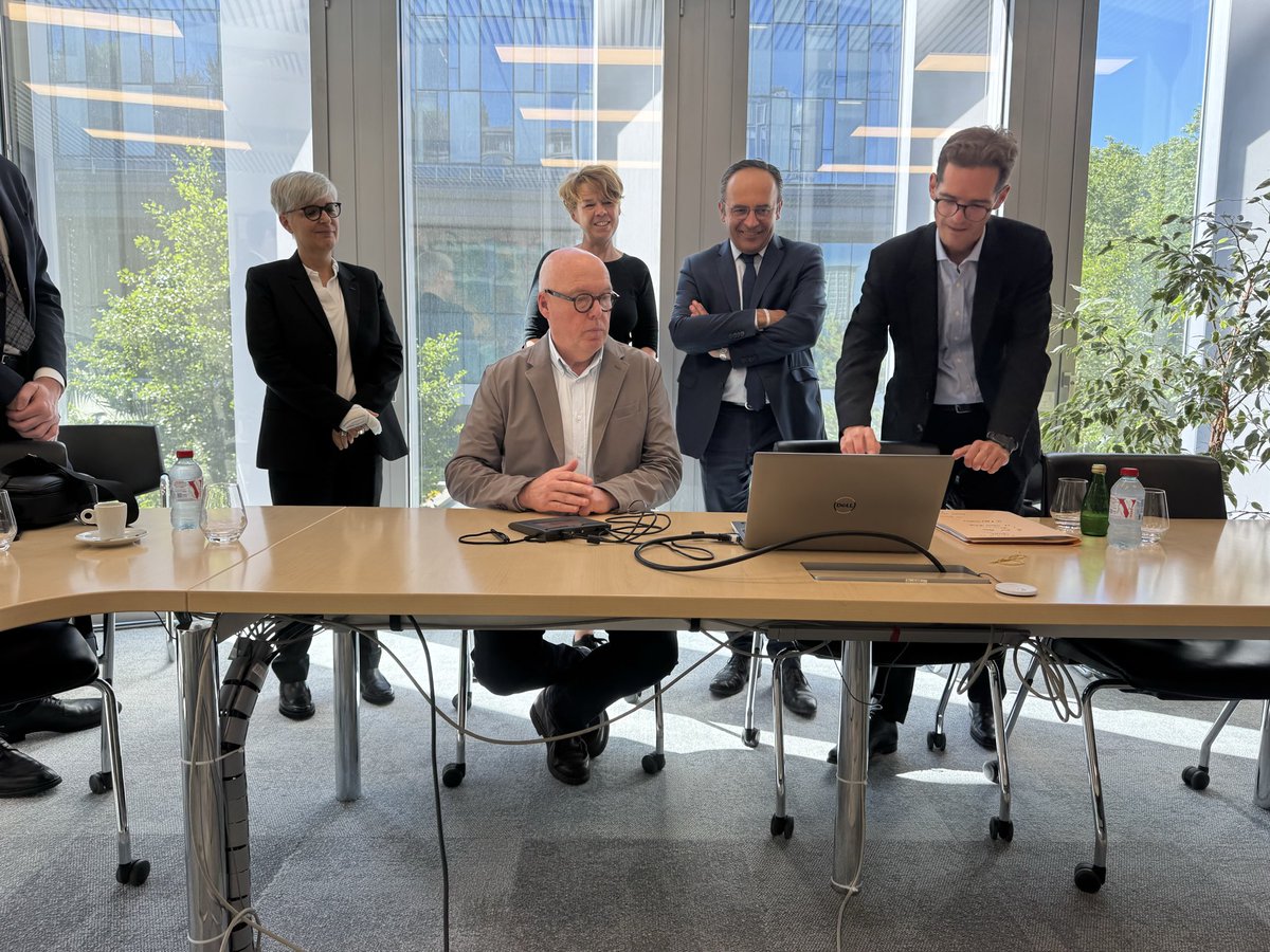 lepretre_seb's tweet photo. Ce matin avec le président de la @MetropoleLille @ESkyronka pour la signature de l’acquisition auprès de @SNCFReseau du site de maintenance et de remisage du futur tramway de Roubaix-Tourcoing. https://t.co/TBHp4rmQ2n