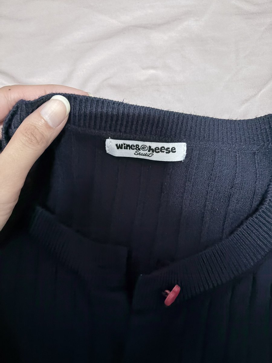 astrontothemoon's tweet photo. ส่งต่อเสื้อคลุม เสื้อกันหนาวสสี navy กระดุมเป็นหัวใจหลายสี น่ารักมากค่ะ 180 รวมส่ง🥺💘
#ส่งต่อเสื้อคลุม #ส่งต่อเสื้อผ้ามือสอง #ส่งต่อกางเกงมือสอง #ส่งต่อเสื้อผ้ามือ2 https://t.co/zL5REjHBT6