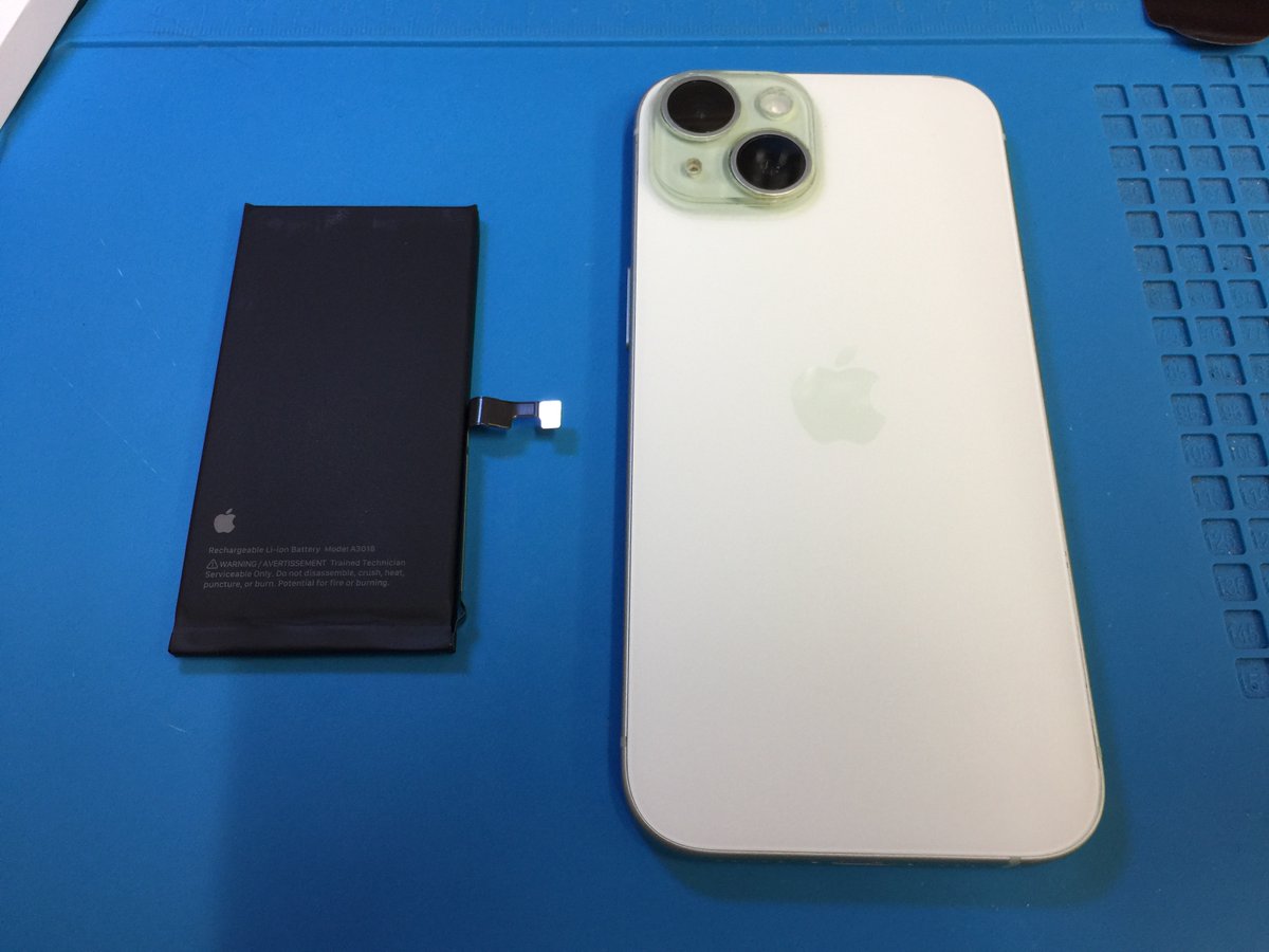 flat_sh's tweet photo. iPhone15のバッテリー交換でした
まだご依頼は少ない機種ですがバッテリーの劣化が進んでいる場合があります
最大容量は設定で確認できるのでバッテリーの減りが早いと思ったら確認してみてください

https://t.co/t3fpAHW7sl https://t.co/PJu6q1jdCj