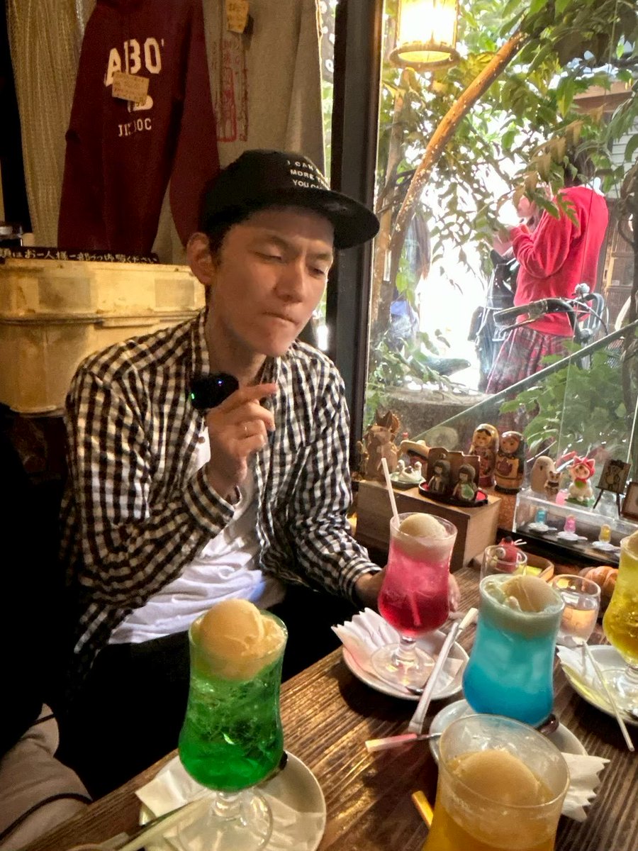 jimbo_deai's tweet photo. 【最新話】喫茶店「さぼうる」にお邪魔し、クリームソーダ味当てゲームをしています（ゲストの石井健介さんにご提案いただきました！）

色のヒントなしに人はソーダの味を認識できるのか、味と視覚の不思議な関係についてたくさん話しています！

#神保町で会いましょう

https://t.co/QgUwyH27xP https://t.co/B1xhZkux1F