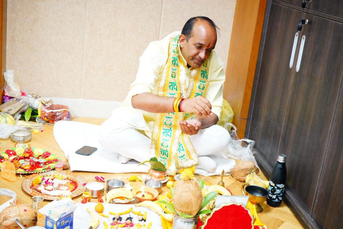 kishan_mp's tweet photo. नगर निगम मुख्यालय अटल भवन में अध्यक्ष कार्यालय का पूजन कर शुभ प्रवेश किया।

ईश्वर के आशीर्वाद से जनस���वा, विकास और नगरहित के लिए पूर्ण समर्पण के साथ ��ार्य करने का संकल्प l https://t.co/VqeFJIuJ7s