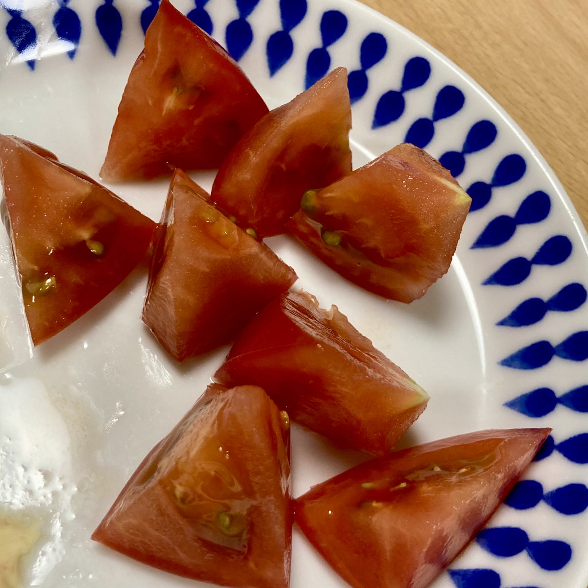 numakuma6's tweet photo. マイファースト大玉トマト🍅
スーパーのよりちょい甘さ控えめだけど普通に食べれるトマトできて嬉しい https://t.co/fot7mRsUCy