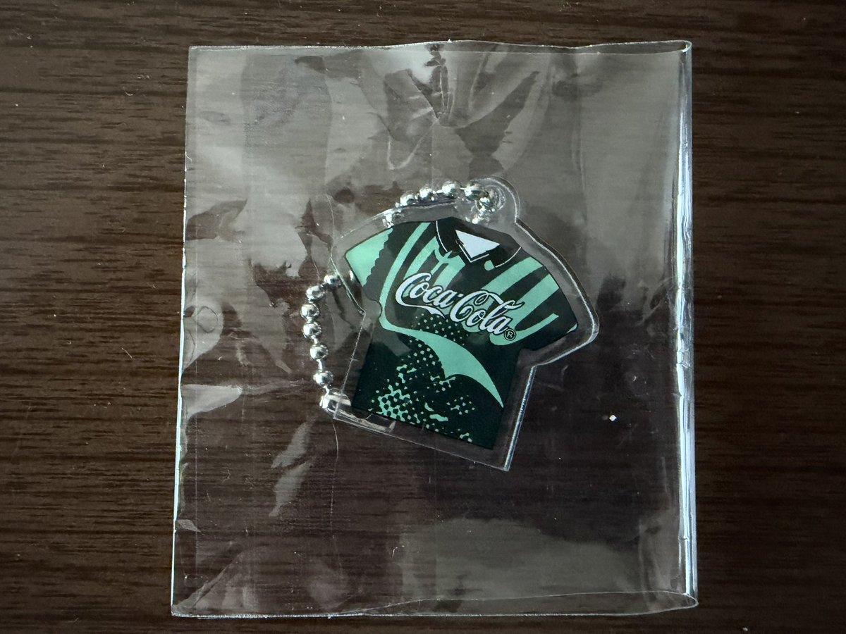 kengold1985's tweet photo. いつものSOPH.さんでノベルティのユニフォームミニチャーム頂いた！
往年の読売ヴェルディのユニフォームみたいでカッコ良いね🍀📗 https://t.co/DPtqtdh17o