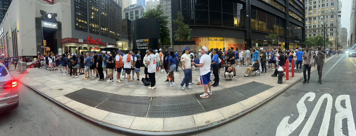 4pointplayy's tweet photo. Vibesss , see ya at the parade 🎉🏀 https://t.co/9bmHt98nFZ
