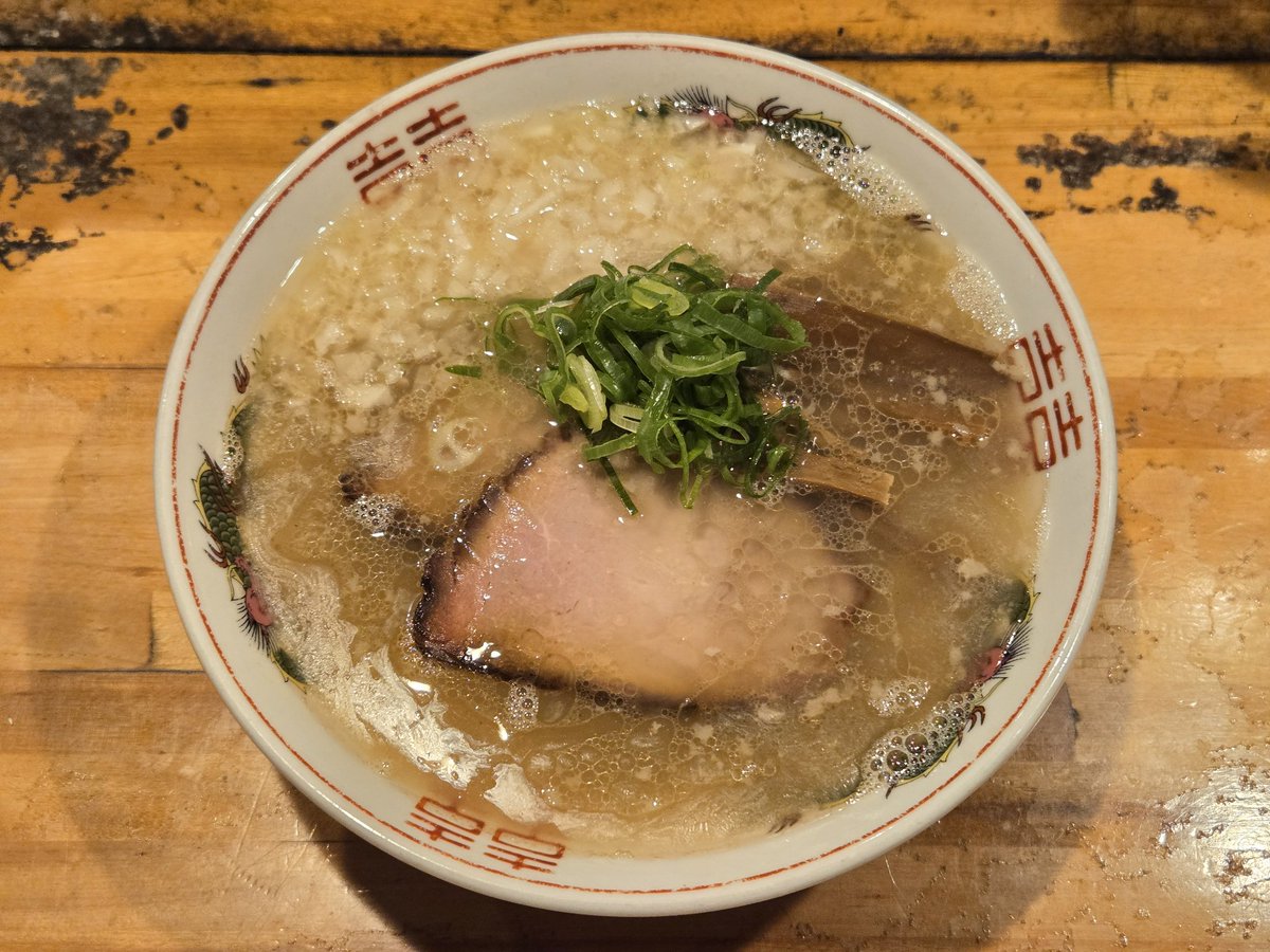 N5288305955721's tweet photo. なるめん
2026年6月18日(木)18:40〜22:00
塩ラーメン

メニュー
ラーメン　1,000円
麺大盛り　100円
味玉　100円

ホワイトボードに記載は無いですが、
麺少なめ　±0円
麺半分　50円引

卓上調味料
拉麺胡椒、豆板醤、ニンニク

オーダー
ラーメン、麺少なめ

酔ってますがおいし😋😋😋🧂🐼 https://t.co/vF4lA1bke5