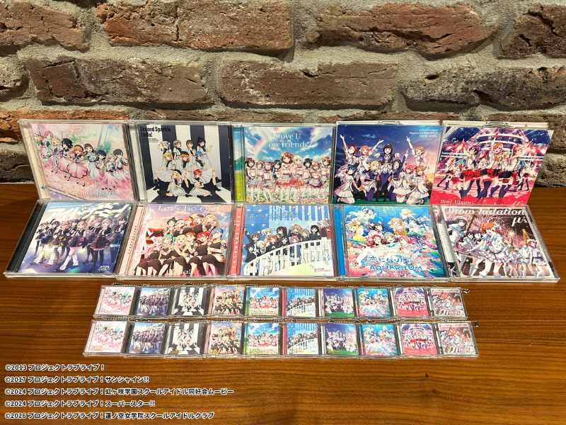 PYLONPORT's tweet photo. 【最新ガシャポン®紹介】
発売前最速レビュー！
「ラブライブ！シリーズ15周年記念企画 ミニCDコレクション２」

各グループのロゴをあしらった「ロゴデザインVer.」もご紹介！✨

▼記事はこちら
https://t.co/JGuCdD7cLp

#lovelive #lovelive15th #ガシャポン
@LoveLive_staff @Gashapon_Bandai
#PYLONPORT
