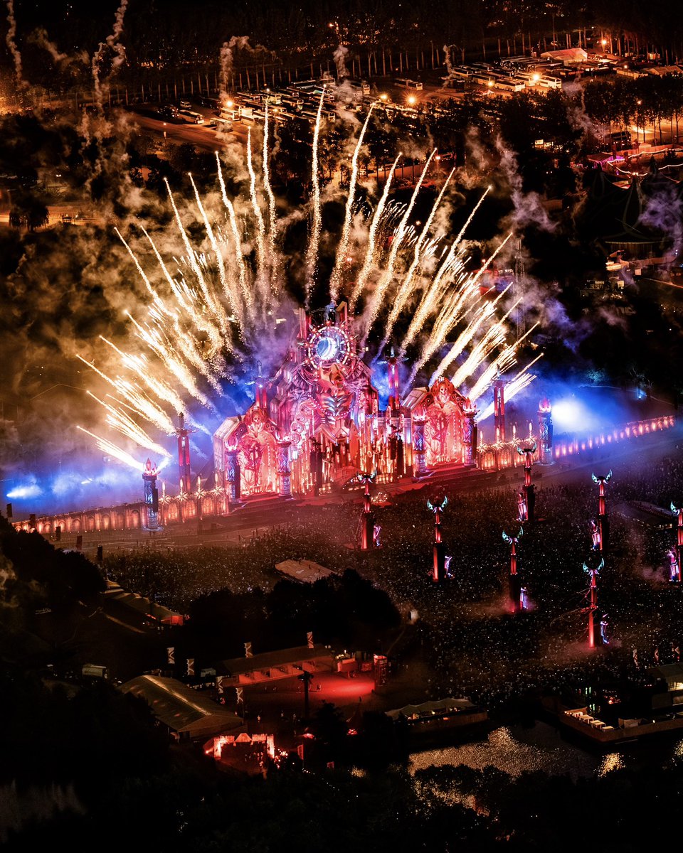 Festseasonmedia's tweet photo. A week until Defqon.1 ⚔️

• D-Sturb as the official anthem-maker
• The Spotlight with Hysta at BLACK / with Brennan Heart at RED
• The Opening Ceremony with Outsiders
• The return of Radical Redemption
• This Is Sefa at U.V.
• The Straikerz / GPF at RED 
• Galactixx before The Power Hour
• Showtek are back at Defqon.1
• Vertile pres. ‘Everything Changes LIVE’ at BLUE
• 3 hour-set of Rooler at BLUE
• Gunz For Hire pres. ‘XV The Underground Kings’ / 4444 OF A KIND after Defqon.1 Legends
• ‘Encore’ with Rebelion / with Phuture Noize as after-parties
• […]

(📸 via @Q_dance)