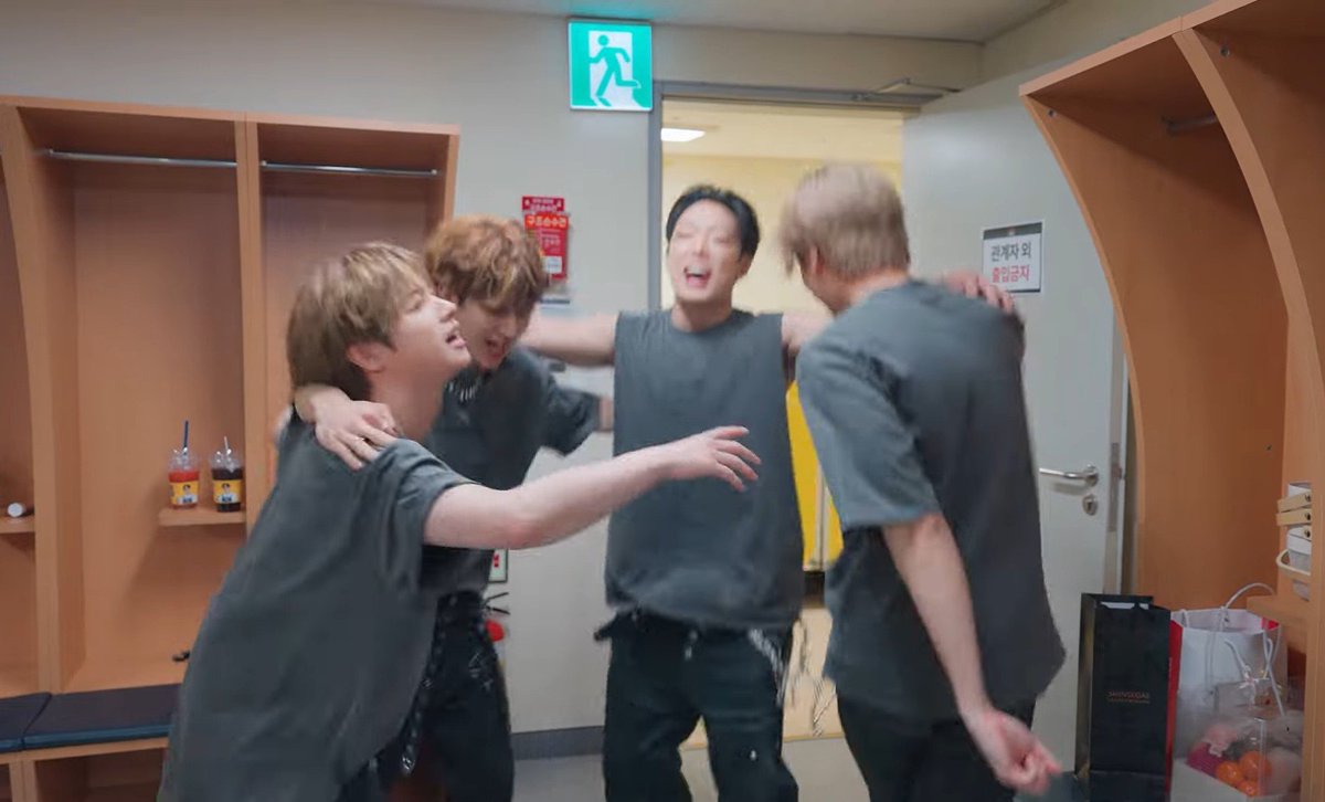 jncwolf's tweet photo. THEY'RE ALL SO DUMB I LOVE YOU MY BOYS 😭 https://t.co/KdS79ufQUj