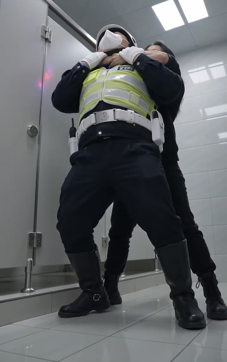 lee31969589's tweet photo. 小交警第一次执行危险任务正在厕所做心理准备时被女杀手逮到立刻杀死并且还被扒了裤子露出白色内裤 https://t.co/hbozCUDhAv