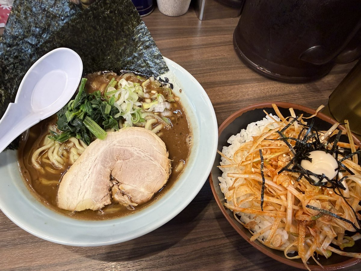 syusui_m's tweet photo. 魂心家
黒胡椒味噌ラーメンとネギ丼的なの
なんというか家系とは全く別のものとして黒胡椒味噌はうまい
ネギ丼よりもシンプルライスのがあったかもしれん
濃いというかまあまあショッパーなので薄めでもいいかも https://t.co/qzBHx2vNZV