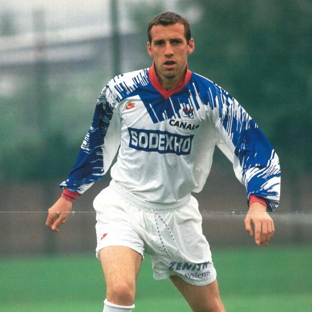 OL's tweet photo. Eric Roy a laissé de grands et beaux souvenirs à Lyon 
Portrait d'un homme élégant 🕊️
