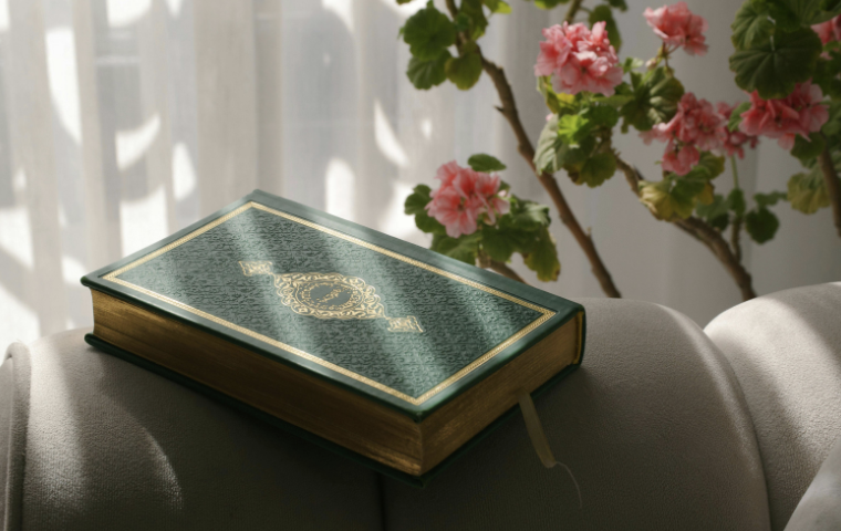 VoiceOfIslamUK's tweet photo. Discover the lives of Prophets Hud (as), Saleh (as) and Ibrahim (as) through the Holy Qur’an. Tahir Selby explores their teachings and compares Qur’anic and Biblical perspectives. 

Airing now on Understanding Islam. 

Listen Back: https://t.co/VNlq1fYDIp https://t.co/drDegYY2HE