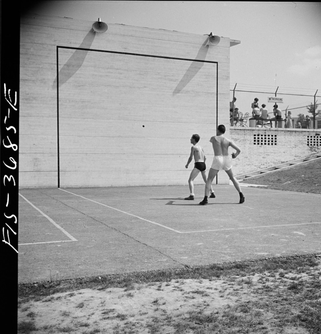 ReSupporter's tweet photo. Juego en la pared.

📷 Marjory Collins

📍 Maryland, 1942 https://t.co/nzARYVoPMP