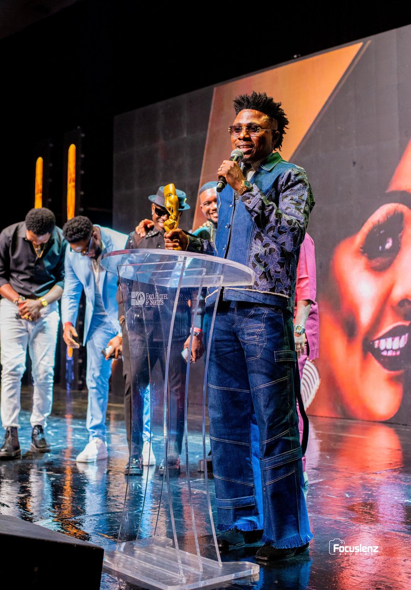 thehumourawards's tweet photo. Pictures of @mcedopikin on stage as he delivers his acceptance speech at the humour awards 4th edition. 🏆

#Thehumourawards #THA4thedition https://t.co/OiB4iMhenk