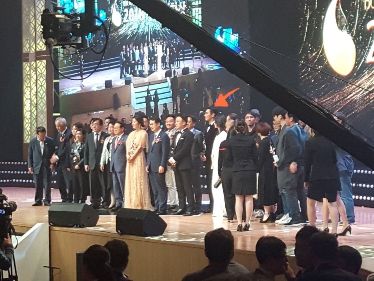blackoutwith's tweet photo. 저기 맨 뒤에서 솟은 애 누구야 https://t.co/XUKMW6Ldiq