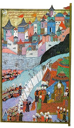 tevarihh_'s tweet photo. İzabella Jagiellonka ve Yanoş Sigismund Budin'de Kanuni Sultan Süleyman'ın huzurunda (1541) - (Hünernâme)

1541 yılında, Macar Kralı Yanoş Zapolya'nın ölümünün ardından dul eşi İzabella ve kundaktaki oğlu Yanoş Sigismund, Budin'de Kanuni Sultan Süleyman'ın huzuruna çıkarılmıştır. Avusturya kuşatmasını kıran Kanuni, bu görüşmede Macar topraklarının yönetimini yeniden düzenlemiştir. Şehri zayıf bir yönetime bırakmanın tehlikeli olacağını düşünerek Budin'i doğrudan Osmanlı topraklarına katmış, İzabella ve bebeğini ise Osmanlı himayesinde yönetmeleri için Erdel'e göndermiştir.