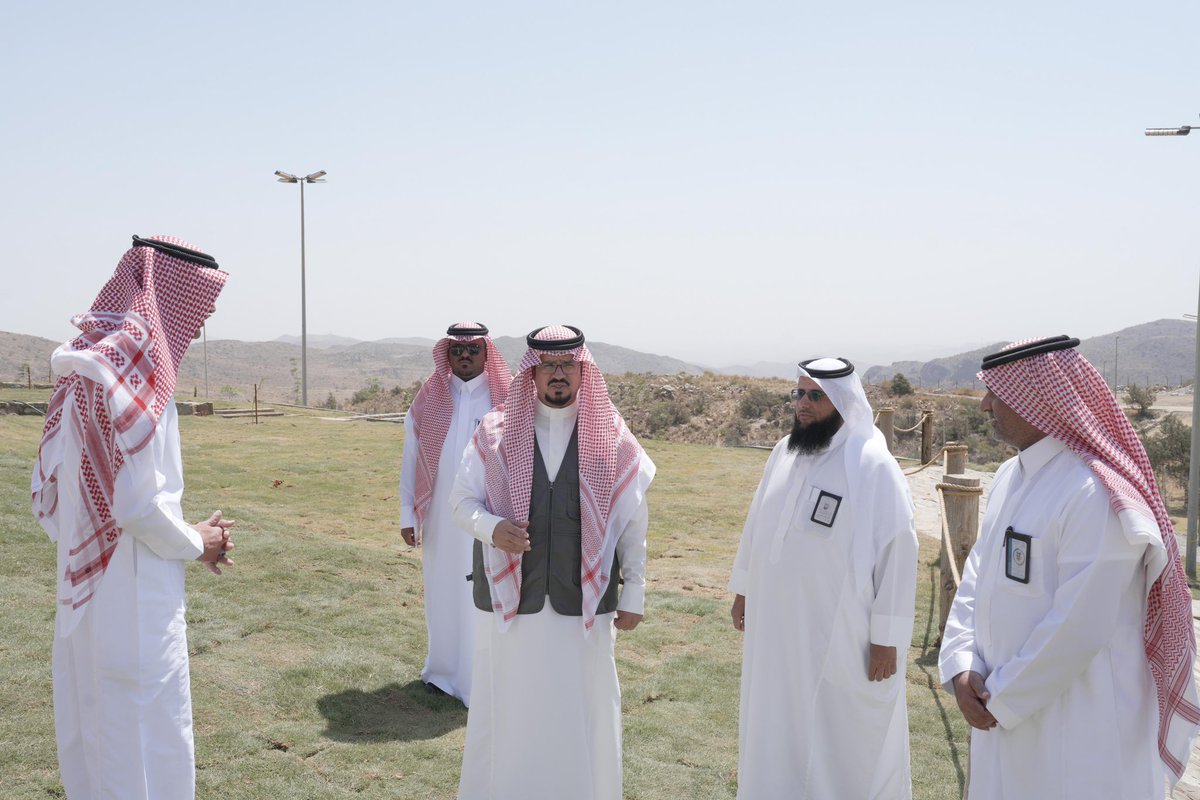 amantalbaha's tweet photo. تفقد #أمين_منطقة_الباحة د. علي بن محمد السواط، يرافقه #وكيل_الأمين_للبلديات م. علي المحيا، ورئيس #بلدية_بني_كبير إبراهيم أبوفيه، منتزه الأمير متعب ب�� عبدالعزيز في بني كبير، ضمن جولاته الميدانية على المرافق البلدية المهيأة لموسم #صيف_الباحة_2026.

واطّلع على أعمال التطوير والتأهيل التي شملت زيادة المسطحات الخضراء بأكثر من 11 ألف متر مربع، وزراعة أكثر من 3400 شتلة، وإنشاء ممرات للمشاة، ومناطق لألعاب الأطفال، ومواقع استثمارية، بما يعزز جاهزية المنتزه ويرتقي بالخدمات المقدمة للأهالي والزوار.

#أمانة_منطقة_الباحة 
#وزارة_البلديات_والإسكان