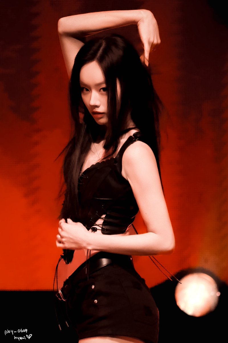 pby_0609Hyeri's tweet photo. 26.6.13 Hyeride （Hyeri‘s Fan Meeting）
Night ver.

Damn Right
—Jennie
Dancing by @hyeriherihey 
❷ Hot girl🥵🥵🥵

#이혜리 #혜리 #Hyeri https://t.co/qZXWFsvAX4