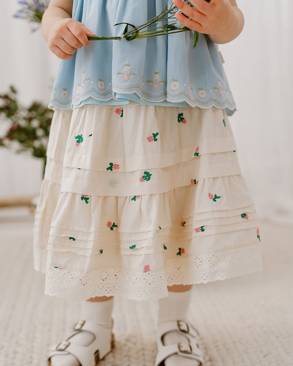Happyology's tweet photo. Covered in roses, finished with pintucks. Pure prettiness. 🌹

#Happyology #KidsStyle #GirlsFashion https://t.co/mXmoKCIWpp