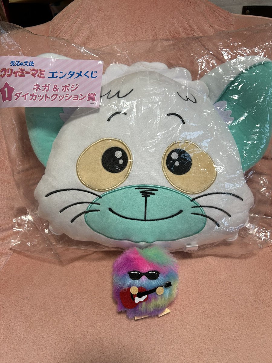 moco_YOUR_PAL's tweet photo. チャーム狙いだったけど、1等のネガ&amp;ポジのクッション当たった‼️

これはこれで嬉しい😍✨

けど、UcやOT関係の運まで使っちゃっただろーなぁ(泣)

ちなみにこれ当てたのは元職場近くのローソンで、十数年前にもそこで1等のぬいぐるみ当てたという😳(スピ) https://t.co/UMATlhquIU