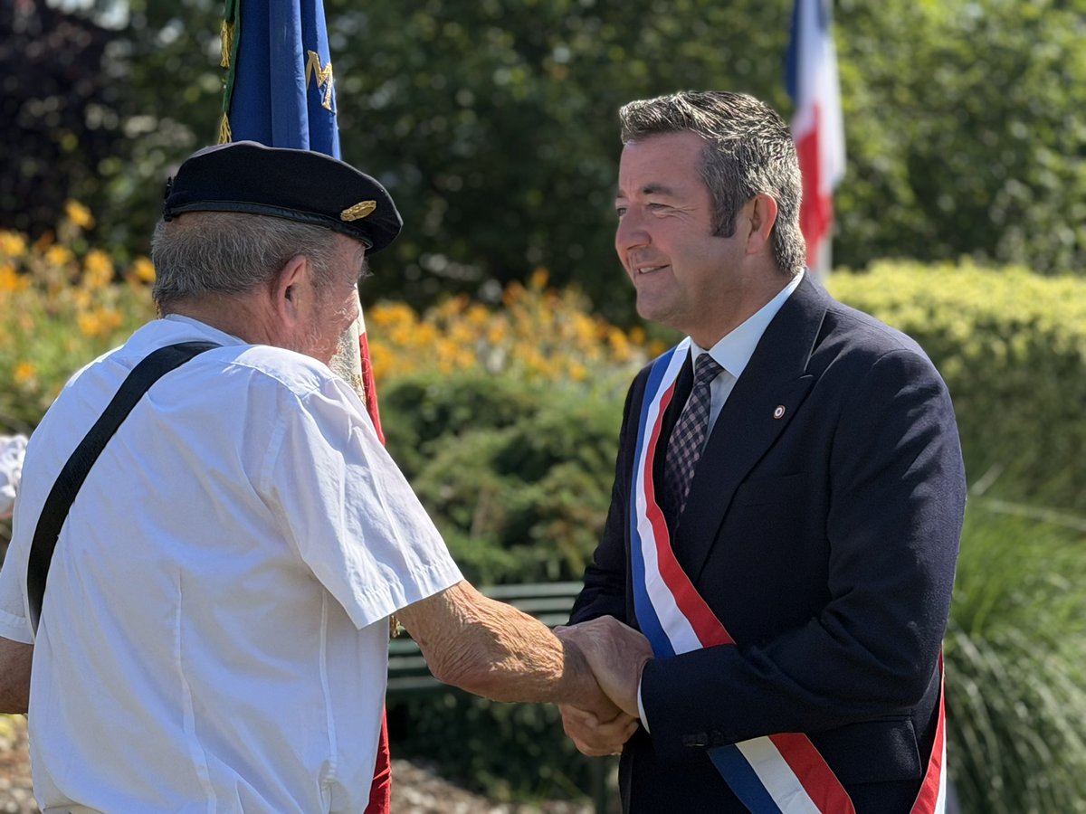 KARLOLIVE's tweet photo. 🇫🇷 Ce jeudi matin, à Plaisir, aux côtés de Madame le Maire, Sandrine Carneiro, nous nous sommes réunis pour commémorer le 86ᵉ anniversaire de l’Appel du 18 Juin.

Le 18 juin 1940, alors que tout semblait perdu, un homme refusait la fatalité. Depuis Londres, le général Charles de Gaulle lançait un appel qui allait devenir bien davantage qu’un message de résistance : un acte de foi dans la France, dans sa liberté et dans sa capacité à se relever.

Cet appel nous rappelle qu’aucune défaite n’est définitive lorsque demeurent le courage, la volonté et l’espérance.

À cette occasion, nous avons également rendu hommage à Jean-Baptiste Graissin, figure de Plaisir et ancien des Forces Aériennes Françaises Libres. Refusant la défaite, il rejoignit la France Libre après avoir traversé clandestinement les Pyrénées avant de servir aux côtés des Alliés. Son parcours incarne l’esprit de résistance et d’engagement qui anima toute une génération de Français.

Le devoir de mémoire ne consiste pas seulement à regarder le passé. Il nous invite à transmettre aux générations qui nous suivent l’héritage de celles et ceux qui, face à l’adversité, ont choisi l’engagement plutôt que le renoncement.

Comme le disait le général de Gaulle : « La véritable école du commandement est donc la culture générale. »

À l’heure où notre société est confrontée à de nombreux défis, le message du 18 Juin conserve toute sa force. Il nous rappelle que rien de durable ne se construit sans volonté, que rien de grand ne s’accomplit sans courage et qu’aucune nation ne peut avancer en oubliant son histoire.

86 ans après, la flamme allumée par le général de Gaulle continue de nous éclairer.

La flamme de la liberté.

La flamme du courage.

La flamme de l’espérance.

Vive la République.

Vive la France. 🇫🇷

#Circo7812