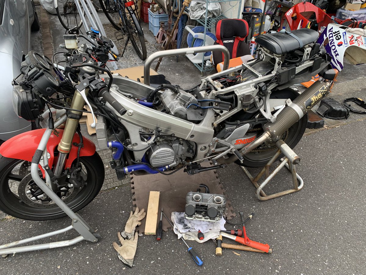 The_Real_YK's tweet photo. メンテついでにキャブセッティング変更。
じっくりやりますか。

#rvf
#nc35
#honda https://t.co/59i1lrynKO