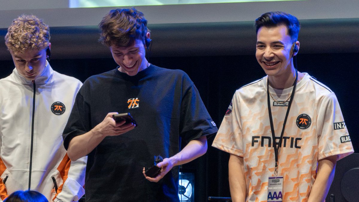 FNATIC_JP's tweet photo. Fnatic効果(英：Fnatic Effect)は、Fnaticに加入した瞬間に笑顔が止まらなくなってしまう現象。

前所属先で顔色の悪かったCrashiesがFnatic加入後から別人のように幸福感に溢れ始めたことに端を発する。 https://t.co/8eFH6T69NX