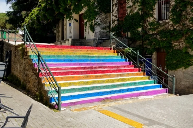 Boğaziçi Üniversitesi'nin Tarihi Merdivenleri LGBTİA+ Renklerine Büründü
