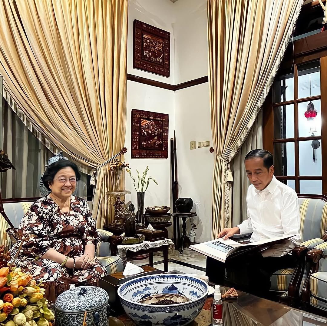 mesatu_'s tweet photo. Lu sekarang boleh punya kerjaan, tapi tetap harus rajin interview di tempat lain. Minimal sekali dalam 6 bulan. Asli, berguna banget buat karier lu.

Gue pernah 3 kali interview selama 3 tahun kerja di kantor lama. Salah satunya bikin gaji gue di Jakarta naik dari Rp5 juta ke Rp7 juta per bulan.

Interview kerja di tempat lain bisa mengukur value lu. Jangan-jangan lu underpaid di tempat sekarang. Dan ternyata ada perusahaan di luar sana yang berani bayar lu lebih tinggi.

Hal tersebut gue alami langsung, di mana gaji stuck Rp5 juta dalam 2 tahun. Kebetulan ada tawaran masuk di 2024 lewat LinkedIn untuk posisi Senior Reporter.

Karena gue orangnya suka ngobrol, setiap tawaran pekerjaan pasti direspons. Dan gue selalu izin ke atasan langsung kalau mau interview di tempat lain, tanpa kasih tahu nama perusahaannya.

Gue gak pernah expect juga bakal diterima di tempat lain. Fokus gue cuma mengikuti seluruh tahap interview dengan baik. Waktu itu bahkan sampai 5 step, termasuk ngobrol sama pemimpin redaksi.

Interview di tempat lain bikin gue lebih pintar. Di momen apa coba gue bisa ketemu pimpinan perusahaan lain kalau bukan pas interview? Gue juga jadi tahu pov mereka tentang kondisi industri sekarang.

Bagi gue, interview sekaligus sarana berjejaring. Hitung-hitung nambah relasi. Lu mungkin gak berjodoh sekarang, tapi bisa saja suatu saat dikontak lagi untuk ngisi posisi lain.

Ada gak dari kalian yang punya pengalaman kek gue? Dan seberapa sering lu interview di tempat lain saat masih kerja? Boleh juga kalau bos perusahaan atau HR mau ikut komentar.