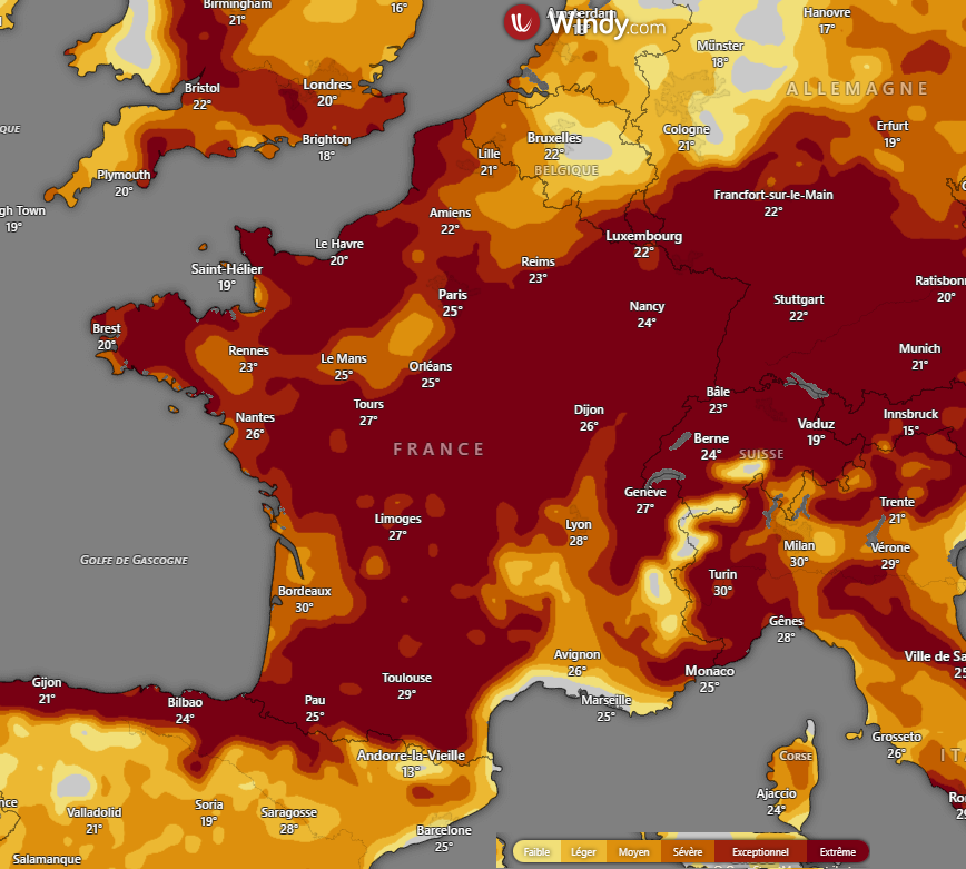ExtremeMeteo's tweet photo. L'indice d'humidité prévu jusqu'à 1 m de profondeur samedi 27 juin, est envisagé jusqu'à "extrême" sur pas mal de secteurs en France. 

Asséchement très rapide dans les prochains jours avec certainement malheureusement à partir du week-end, des essences qui vont "griller" à cause des trop fortes chaleurs. Le risque d'incendies deviendra important sur certains secteurs. 
Attention à l'effet "sèche cheveux" avec conjonction températures autour de 40°C et vent. 

L'agriculture et les cultures en général, seront fortement impactés.  Surmortalité animale à redouter également.

Source : Windy