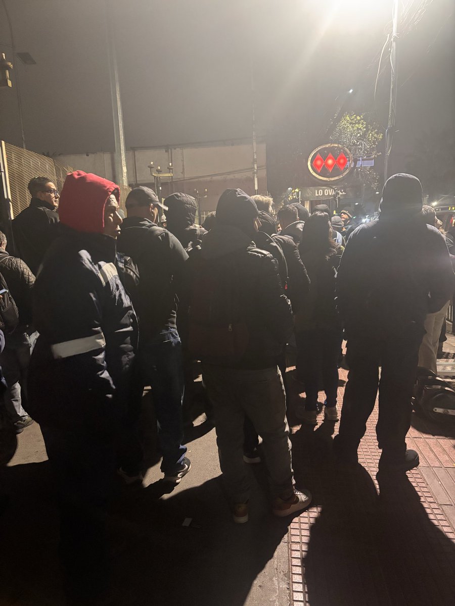 Adms_87's tweet photo. 6:02 AM y nadie apertura las puertas de la estación ¿qué pasa @metrodesantiago ? #metro #LoOvalle https://t.co/w8UjEvsayn
