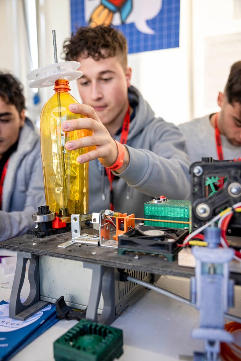 MakerFaireRome's tweet photo. ✏️ E se il prossimo progetto di #MakerFaireRome fosse dei tuoi studenti? 
Sappiamo che giugno è un mese intenso, per questo abbiamo prorogato la Call for Schools 2026 fino al 30 giugno! ⏰
Non serve il progetto perfetto, conta l'idea nata in classe tra robotica, STEAM, sostenibilità e coding. E' la tua? Portala fuori dall'aula e regala ai tuoi alunni un'esperienza indimenticabile a #MFR2026! Candidati ora 👇
https://t.co/Zlhd8KrawV