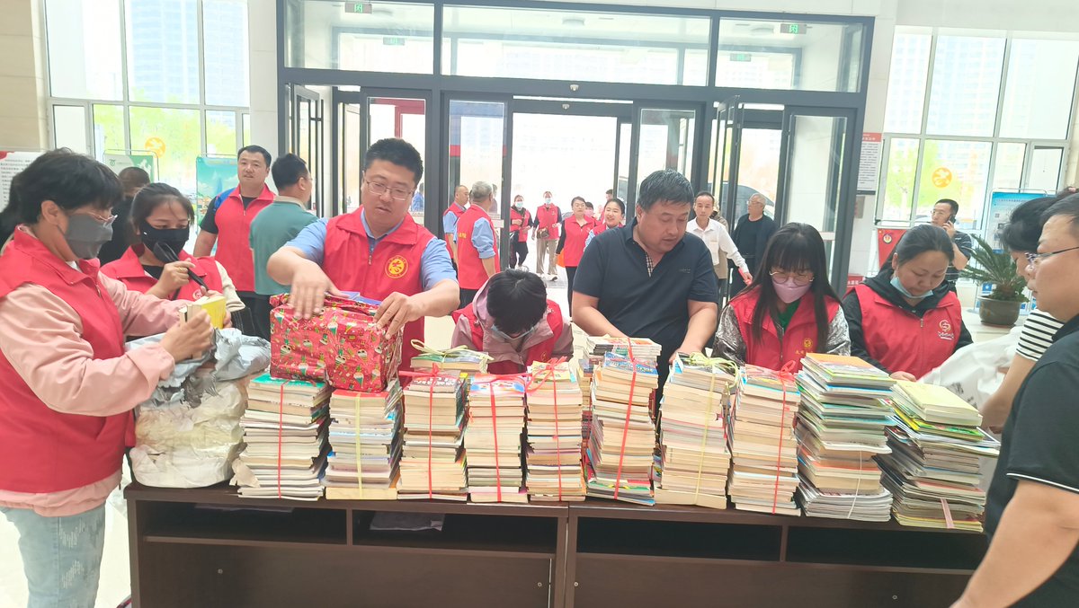 oiHeiY7SLR1in4g's tweet photo. Join our Campus Volunteer Club’s Book Donation Drive this Sat (10am-4pm) at the Central Plaza! Bring gently-used books for rural kids—small act, big impact https://t.co/HS2JfEhovZ